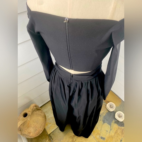 Stunning Black Gown by Preen Deep v-neck Aline skirt style worn by Meghan Markle - Picture 6 of 10